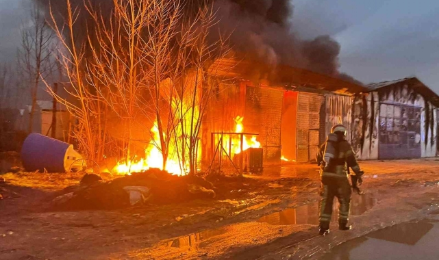 Atık yağ fabrikası alevlere teslim oldu, peş peşe patlamalar korkuttu