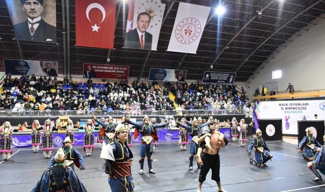 Balıkesir'de Halk oyunları şenliği yapıldı