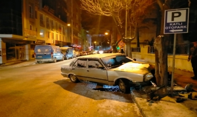 Bilecik'te ağaca çarpan sürücü aracını bırakarak kaçtı