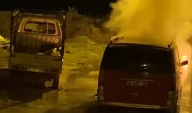 Bursa'da park halindeki otomobil alev alev yandı