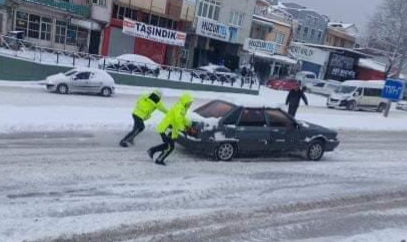 Bursa’da trafik polislerinin karla mücadelesi takdir topladı