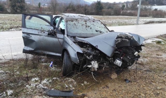 Bursa'da direğe çarpan otomobildeki 2 kişi yaralandı
