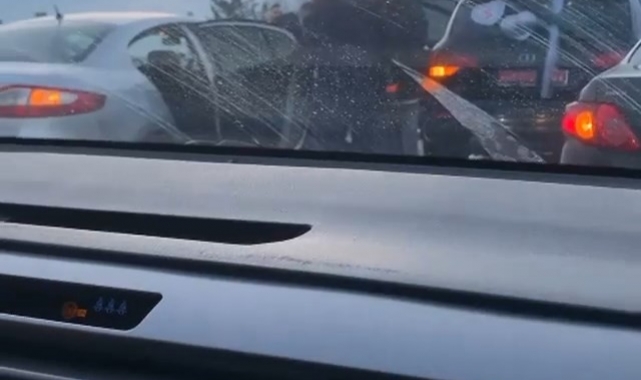 Bursa'da düğün konvoyu yolu kapattı, sürücüler tepki gösterdi