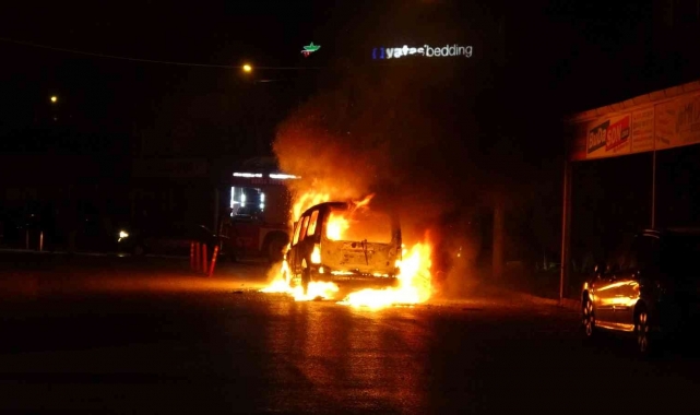 Bursa'da otomobil, sahibinin gözü önünde alev alev yandı