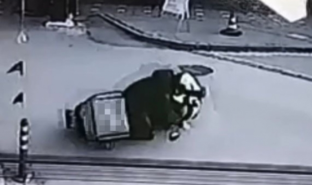 Bursa'da seyir halindeki motokurye dengesini kaybederek düştü