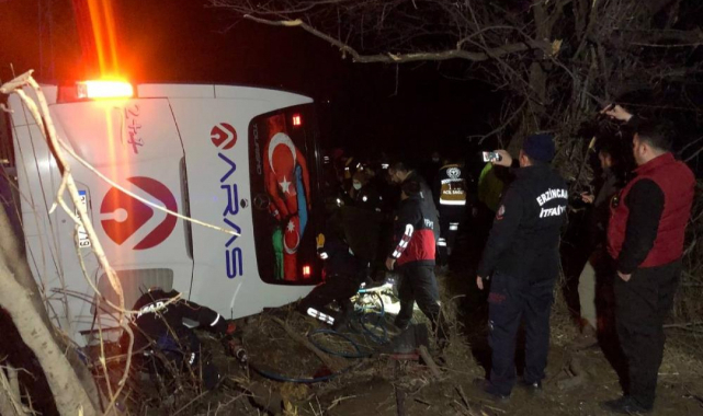 Erzincan'da yolcu otobüsü şarampole devrildi: 2 ölü, 6'i ağır 32 yaralı