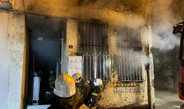 Fatih korkutan yangın: Dumandan etkilenen 4 kişi ve 6 kedi yavrusunu itfaiye ekipleri kurtardı