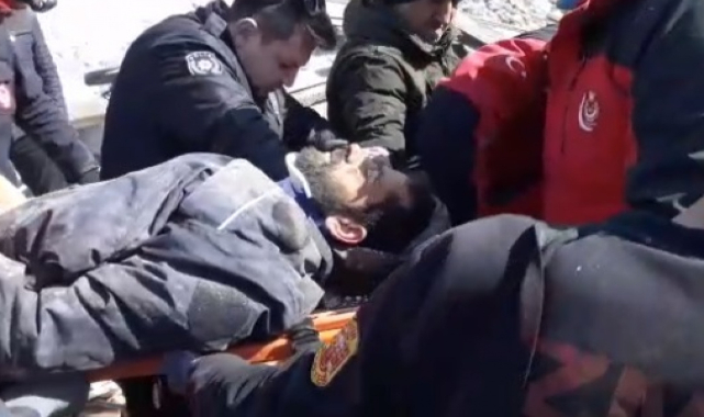Hurdacının girdiği bina çöktü, enkazdan böyle çıkartıldı