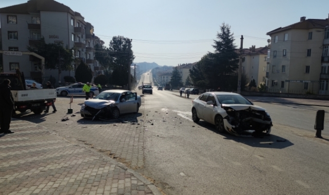 İnegöl'de çarpışan iki otomobilin sürücüleri yaralandı