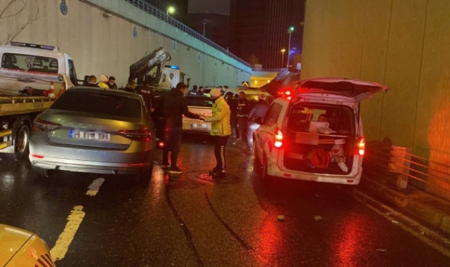 İstanbul'da "dur" ihtarına uymayan otomobilin çarptığı 3 polis yaralandı