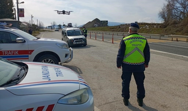 Jandarma ekipleri dron ile yolcu taşıyan araçları denetledi