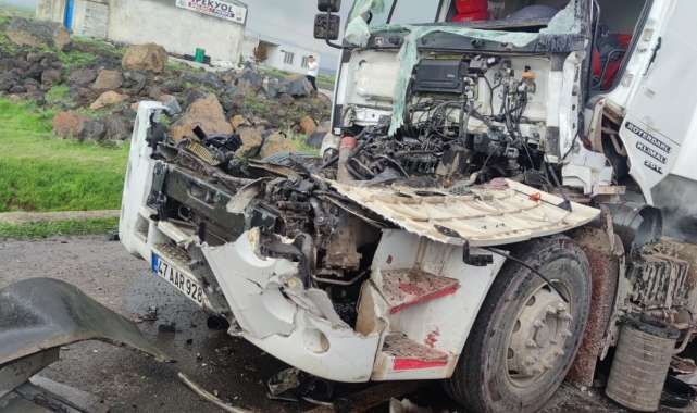 Karton gibi katlanan TIR'dan şoför yaralı kurtuldu