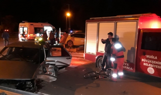 Kaza yapan otomobilde sıkışan sürücüyü itfaiye kurtardı