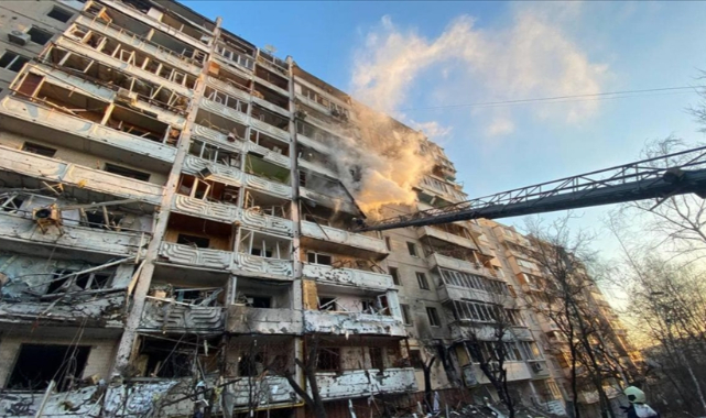 Kiev’deki saldırılarda bir apartmana daha top mermisi isabet etti: 2 ölü