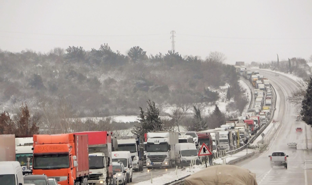 Kilometrelerce kuyruk oluştu...Tır, karda kaza yaptı Bursa İzmir karayolu felç oldu