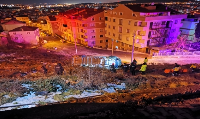 Kocaeli'de devrilen minibüsün sürücüsü yaralandı