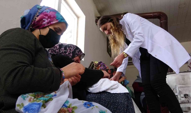 Köyünde açtığı kursla çeyizlik ürünler üretiyor