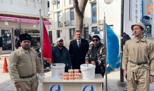 Kuşadası Ülkü Ocakları iki bin kase hoşaf dağıttı