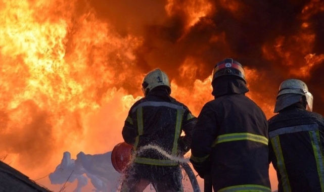 Lutsk'ta vurulan petrol deposunda çıkan yangına müdahale sürüyor