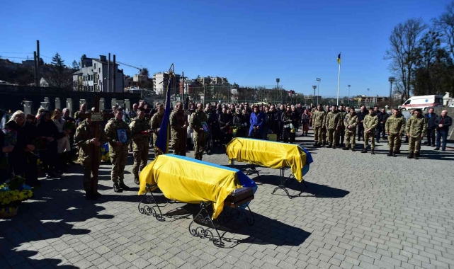Lviv'de cephede ölen askerler için tören düzenlendi