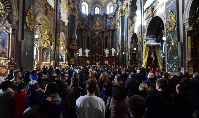 Lviv'de halk Rusya'nın saldırıları sonrası kiliseleri doldurdu