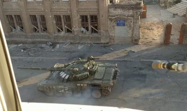 Mariupol'de ilerleyen Rus tankı el tipi tanksavar ile vuruldu
