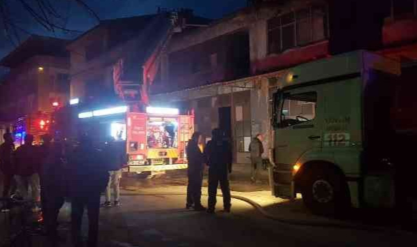 Mobilya imalathanesindeki yangın korkuttu