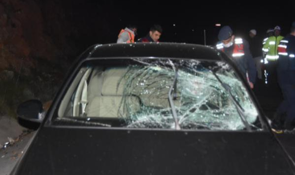 Muğla'da trafik polisine araç çarptı, savrulan polis tırın altında kaldı