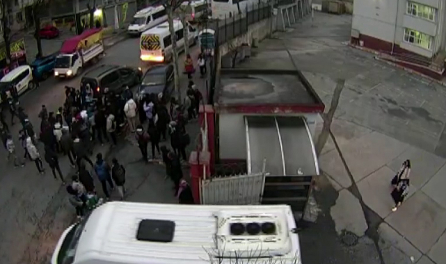 Okul önünde liseli gence silah ve bıçakla saldırdılar