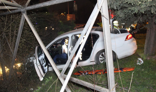 Otomobili yakalamaya çalışan polis aracıda otomobilde kaza yaptı
