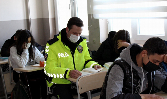 Polisler okul sıralarına geri döndü