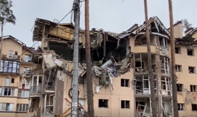 Rus savaş uçakları Irpin'de sivil yerleşim yerlerini bombaladı