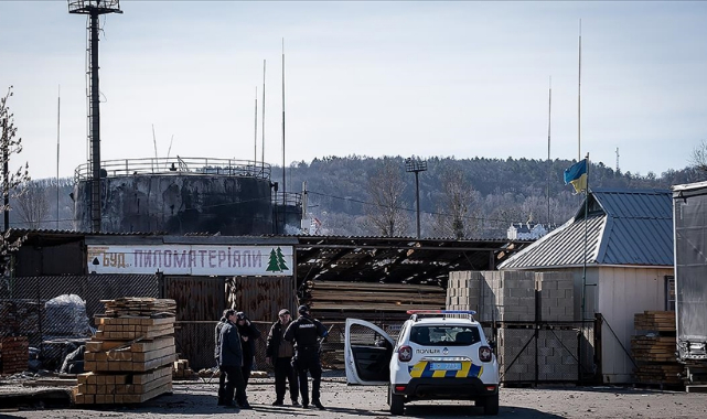 Rusya'nın Lviv kentinde füzelerle vurduğu yakıt deposundaki yangın söndürüldü