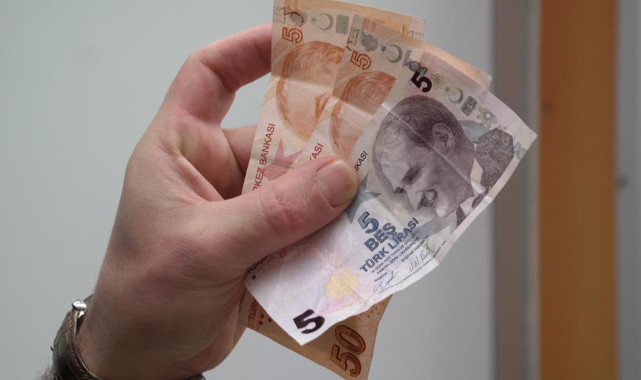 Sıfırsız 50 TL'ler ile koyu renkte basılmış 5 TL'yi yıllardır sakladı