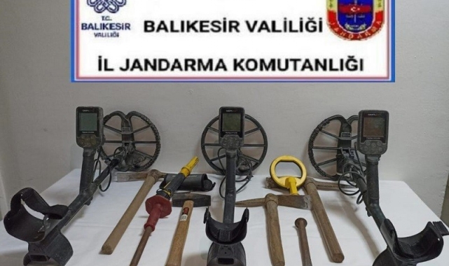 Sındırgı'da kaçak kazı yapan 3 kişi gözaltına alındı