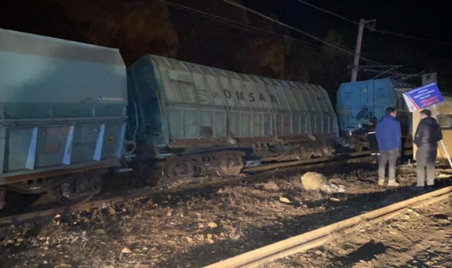 Sivas'ta demir cevheri yüklü trenin 7 vagonu devrildi