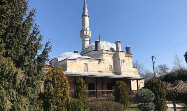Tarihi caminin musluklarını çaldılar