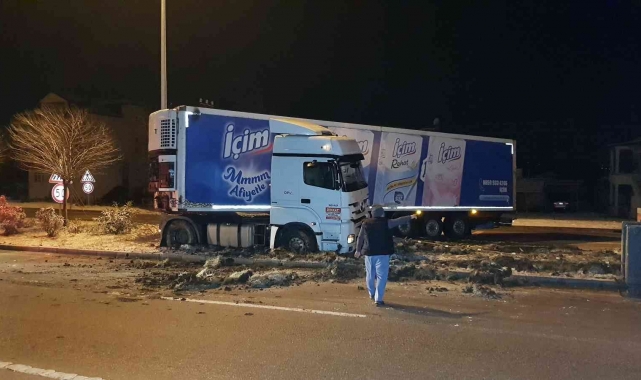 TIR buzlu yolda kaydı