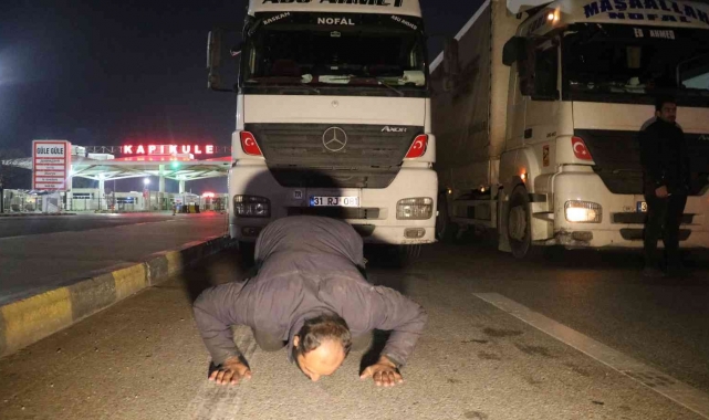 Türkiye'ye gelir gelmez toprağı öptü