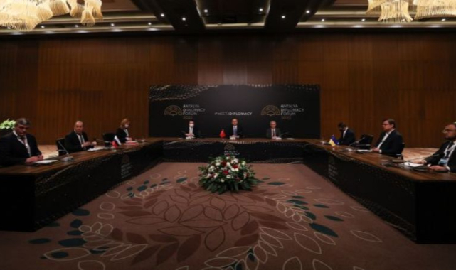 Üçlü zirvede