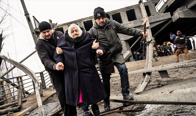Ukrayna’da çatışmaların sürdüğü İrpin kentinde siviller kaçmaya çalışıyor