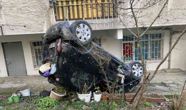 Üsküdar'da otomobil, 10 metreden apartman bahçesine uçtu