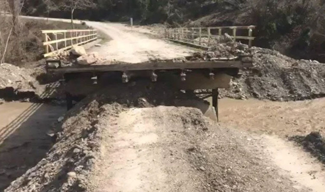 2 Kenti birbirine bağlayan 4 köprü yıkıldı; 10'dan fazla köye ulaşım sağlanamıyor