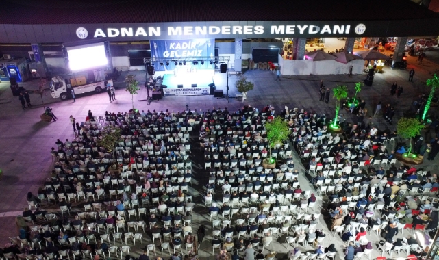 Adnan Menderes Meydanında cemaat rükû’a eğildi