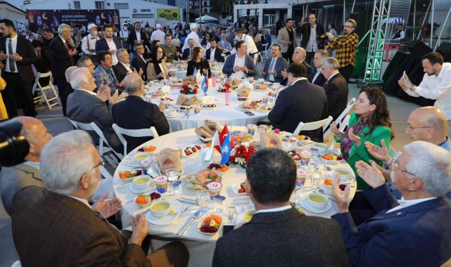 AK Parti İzmir'den 'Dünden Bugüne Yol Arkadaşlarımızla Vefa İftarı' programı