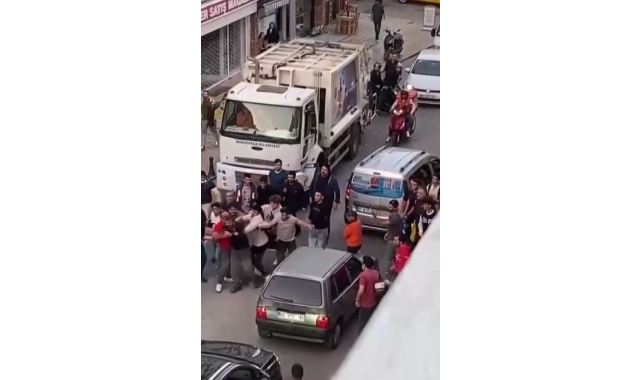 Antalya'da yol verme yüzünden çıkan kavgada tekme ve yumruklar havada uçtu