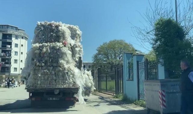 Aşırı yük dolu olan kamyonetin tehlikeli yolculuğu kamerada