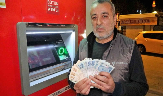 ATM'nin haznesinde para buldu, "İnsanlık ölmemiş" dedirtti