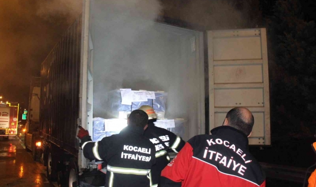 Balatadan çıkan alev önce tırın lastiklerini sonra konteyneri yaktı
