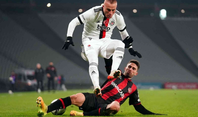 Beşiktaş'ta ilk yolcular belli: Oğuzhan Özyakup ve Gökhan Töre